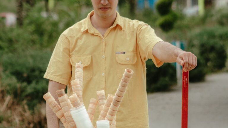 Fiatal fagyiárus nyári diákmunkában egy napsütéses parkban