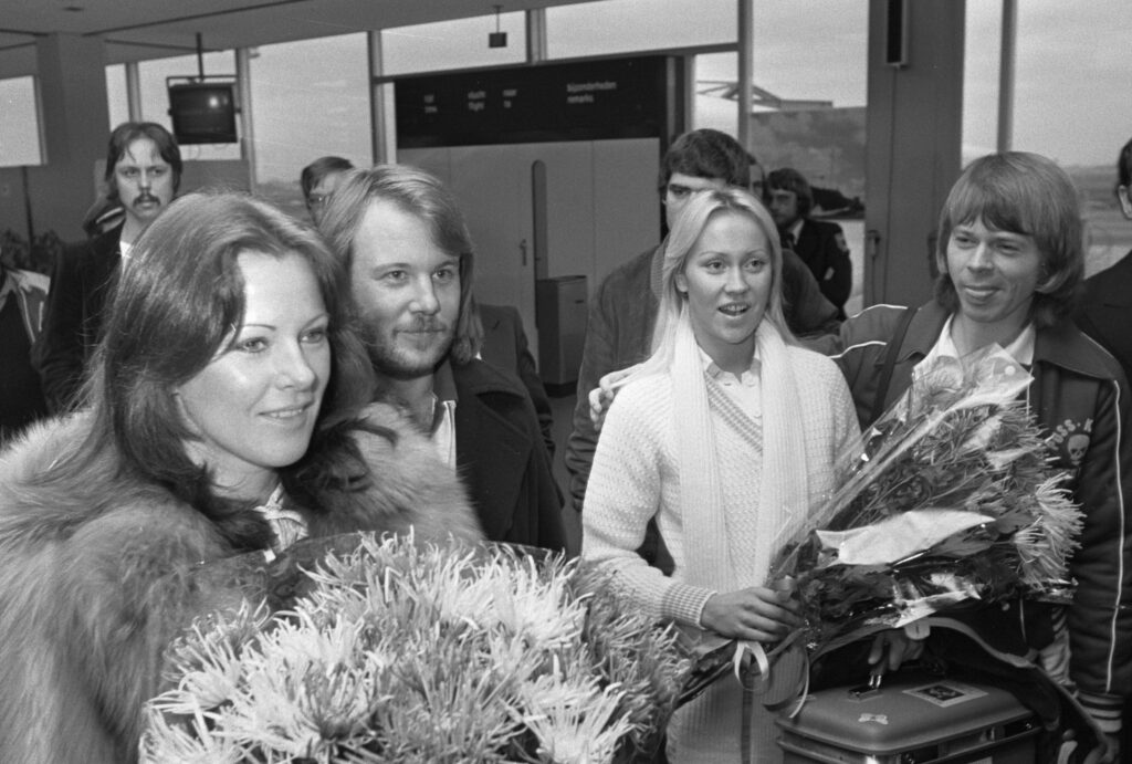 Az ABBA négy tagja, Benny, Frida, Agnetha és Björn 1976-ban a Schiphol repülőtéren